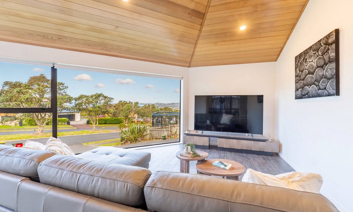 Orewa House | Spacious Seaview 3-Bedroom Home in Orewa