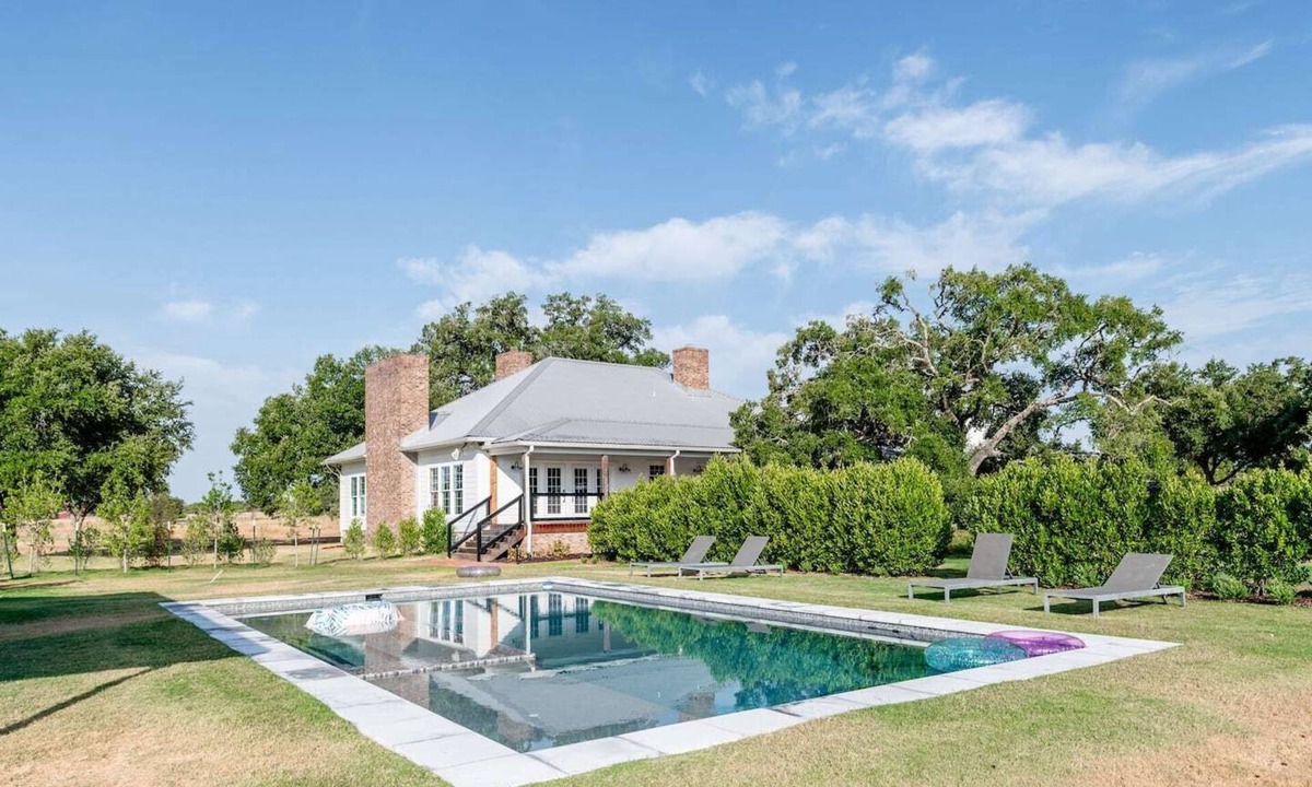 Brenham House | Spacious & Secluded Ranch w/Luxury Furnishings & Comfortable Style | Seven Oaks Ranch