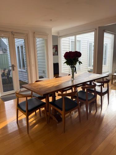 Bendigo House | Spacious self contained house walking distance-CBD