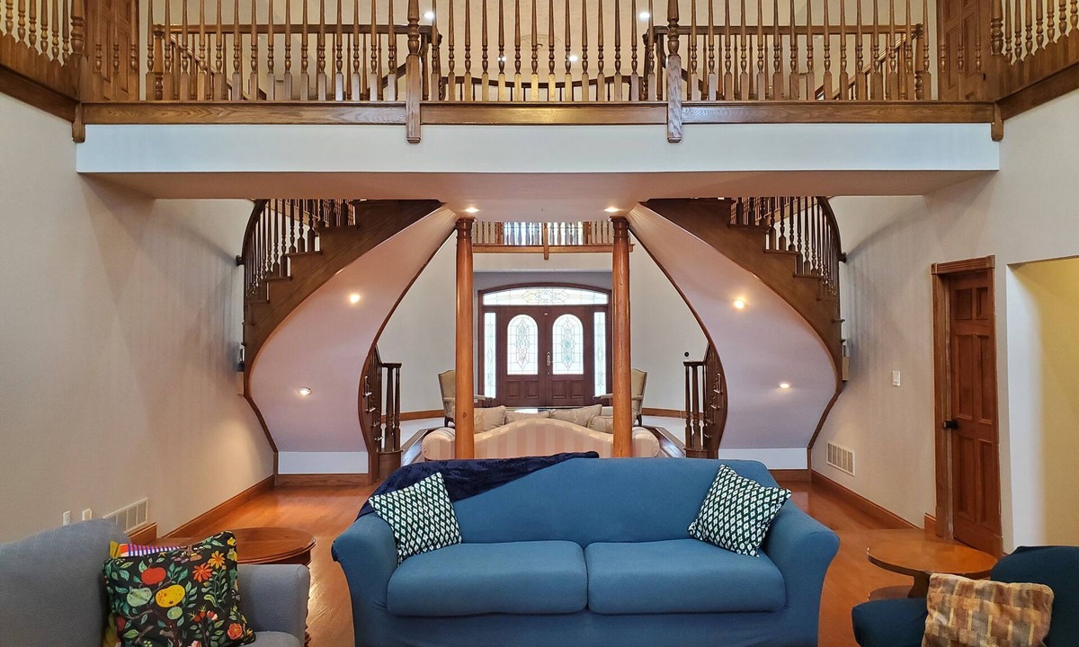 Miamisburg House | Spacious & Serene 7-bedroom house - The Perfect Family Getaway