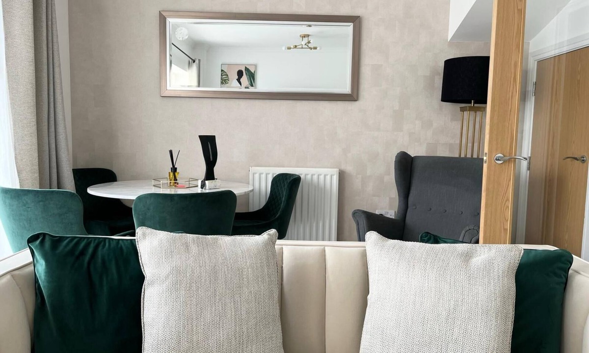 Whittington Apartment | Spacious, Serene and Comfy 2-Bed in Mill Hill East With Free Parking