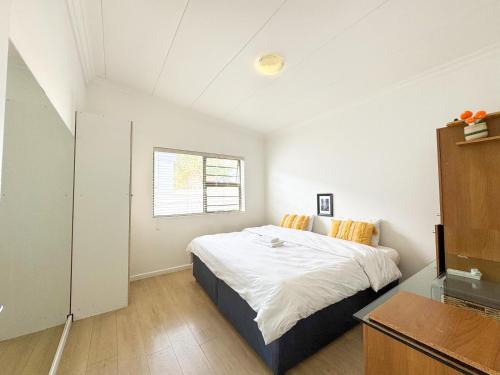 Bloubergstrand House | Spacious Shared 3-Bedroom Villa Near Bloubergstrand Beach with Pool & Free Wi-Fi