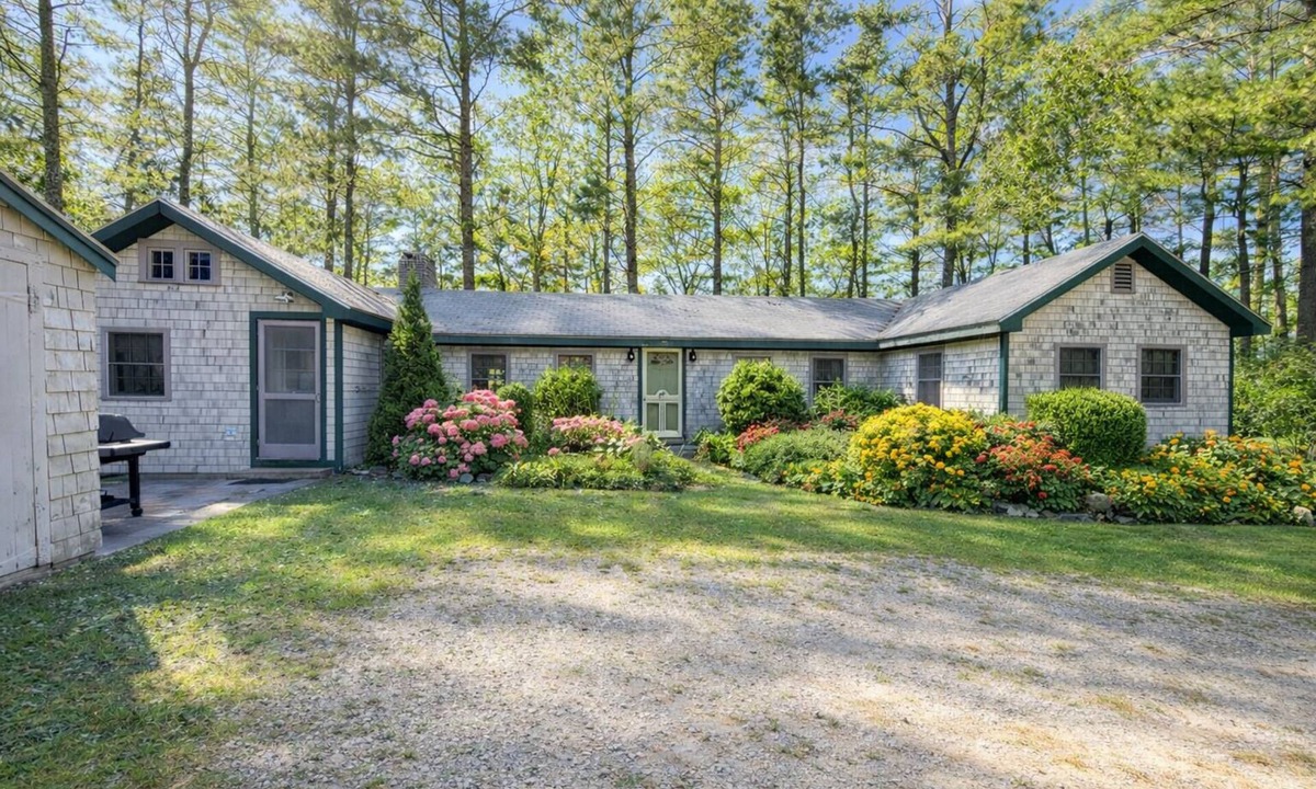 Harpswell House | Spacious single-story cottage with ocean views, large screen porch, and a quiet location.