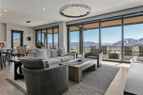 Park City House | Spacious Ski Getaway - Hot Tub - 5 Bedroom home