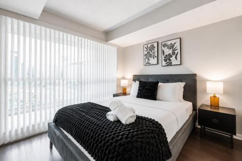 Fort York Apartment | Spacious Skyline 1BR & Den Stay