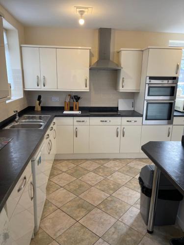 Mansfield House | Spacious, Sleeps 18, 3 Bathrooms, Parking, Park, Mansfield