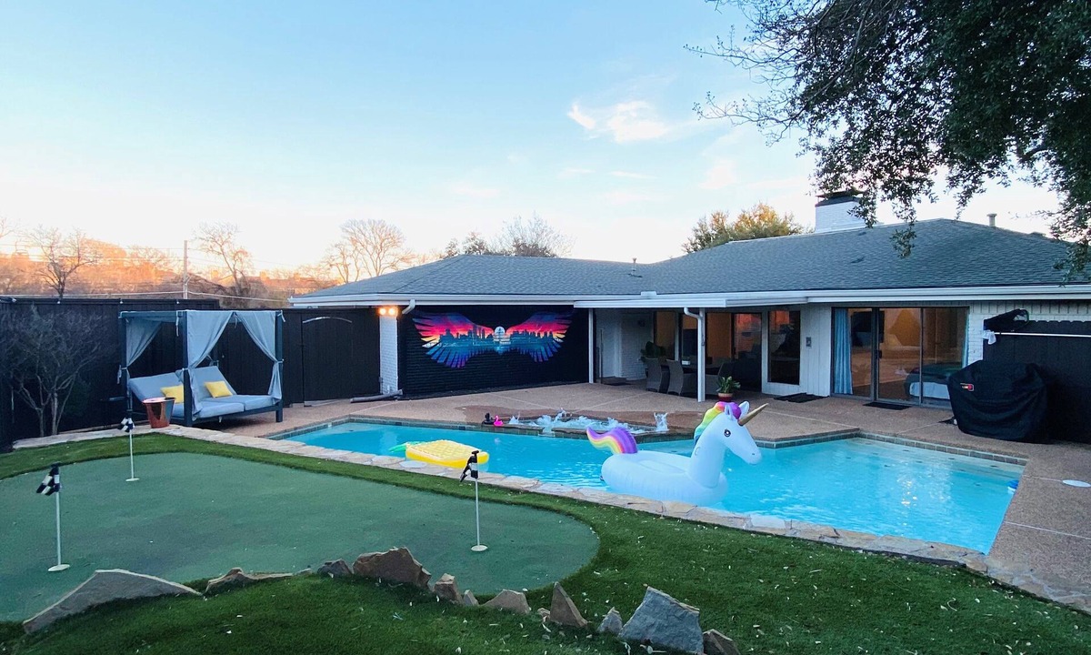 Lake Highlands House | Spacious Sleeps 20 with Heated Pool & Game Room by Uptown Dallas