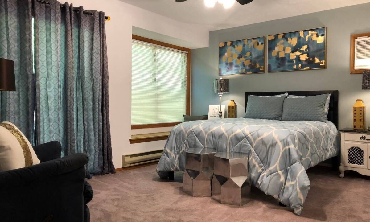 Bushkill House | Spacious Slopeside Lodge! Sleeps 10 + Beautiful Pocono Getaway!