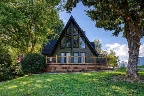 Kodak Ski Chalet | Spacious Smoky Mountain Cabin with RV Parking, Hot Tub & Game Room near Soaky Mountain Water Park in Sevierville, TN
