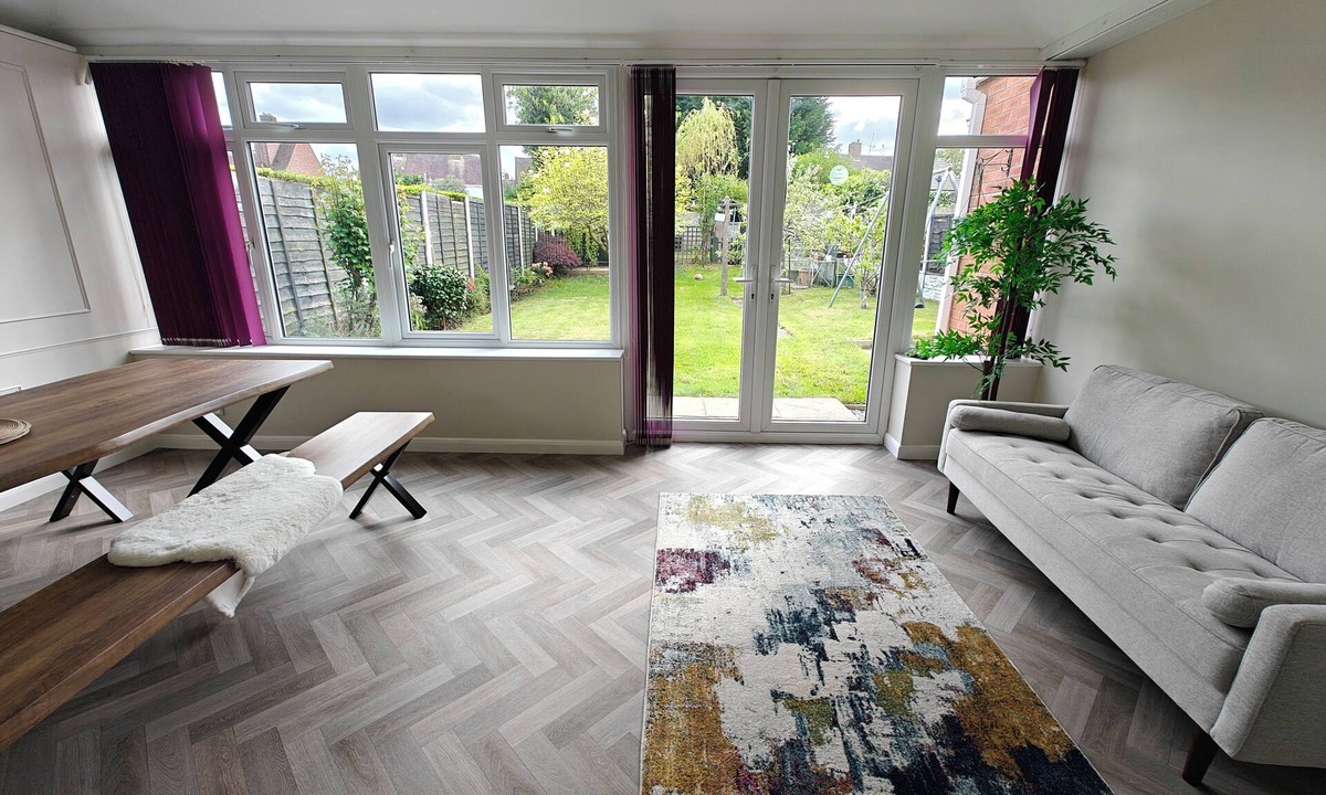 Solihull House | Spacious Solihull House 4 Bedrooms, Parking, Huge Garden -Near NEC & Airport