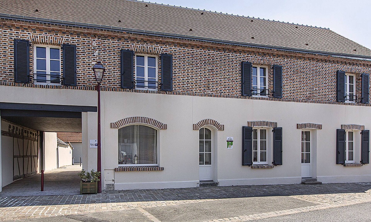 Marcilly-en-Gault Cottage | Spacious Sologne Retreat: Accessible, 5 En-Suite Bedrooms, Parking, BBQ, Pet-Friendly