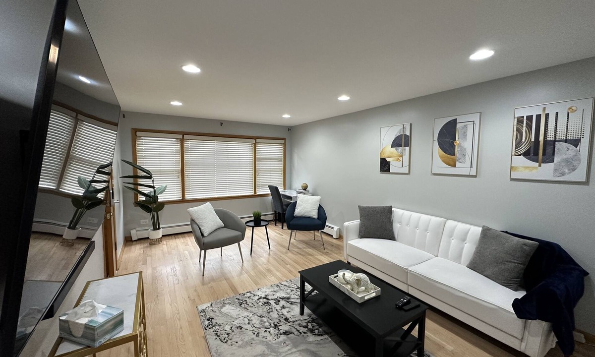 Norwood Park Apartment | Spacious space 5 min from airport, outlet mall & restaurants .
