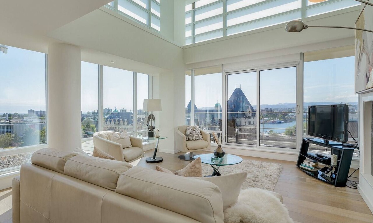 Inner Harbour Condo | Spacious Splendour-Panoramic Views from 12th Floor Luxury Condo, AC, Pool and Parking