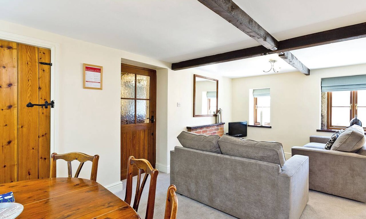 Knockerdown Cottage | Spacious stone barn close to Matlock and Carsington Water.
