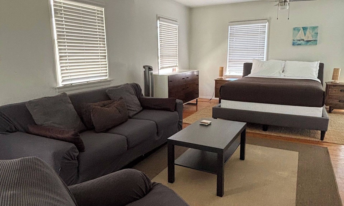 Beach Barber Tract House | Spacious studio 4 houses from Windansea beach
