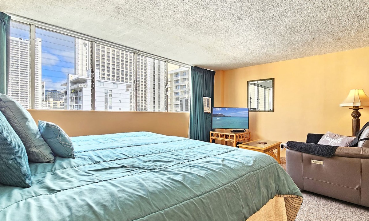 Waikiki Apartment | Spacious Studio Apt. with WiFi and A/C - Super close to Beach & Zoo
