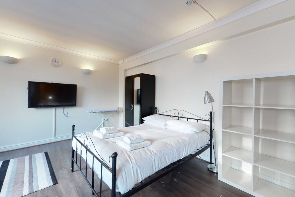 Whitechapel Apartment | Spacious studio flat in Aldgate East near tube