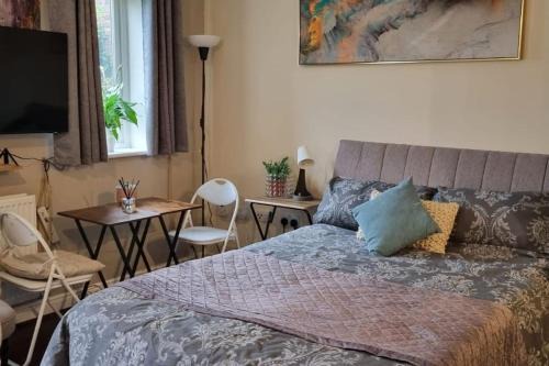West Molesey Apartment | Spacious Studio, Free Street Parking, West Molesey, KT8