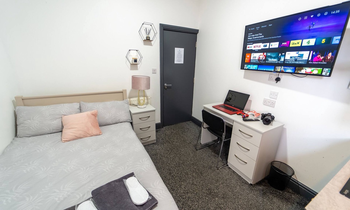 Selly Oak Apartment | Spacious studio near city centre!