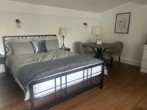 Bushey Apartment | Spacious studio with great transport links and EV recharging