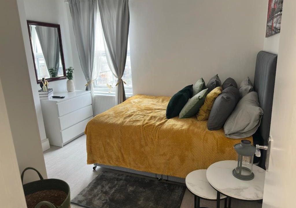 Kensal Green Apartment | Spacious Studio with Separate the Kitchen 4A