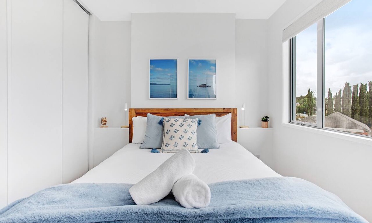 Takapuna Apartment | Spacious Stylish 2BR Carpark Aircon