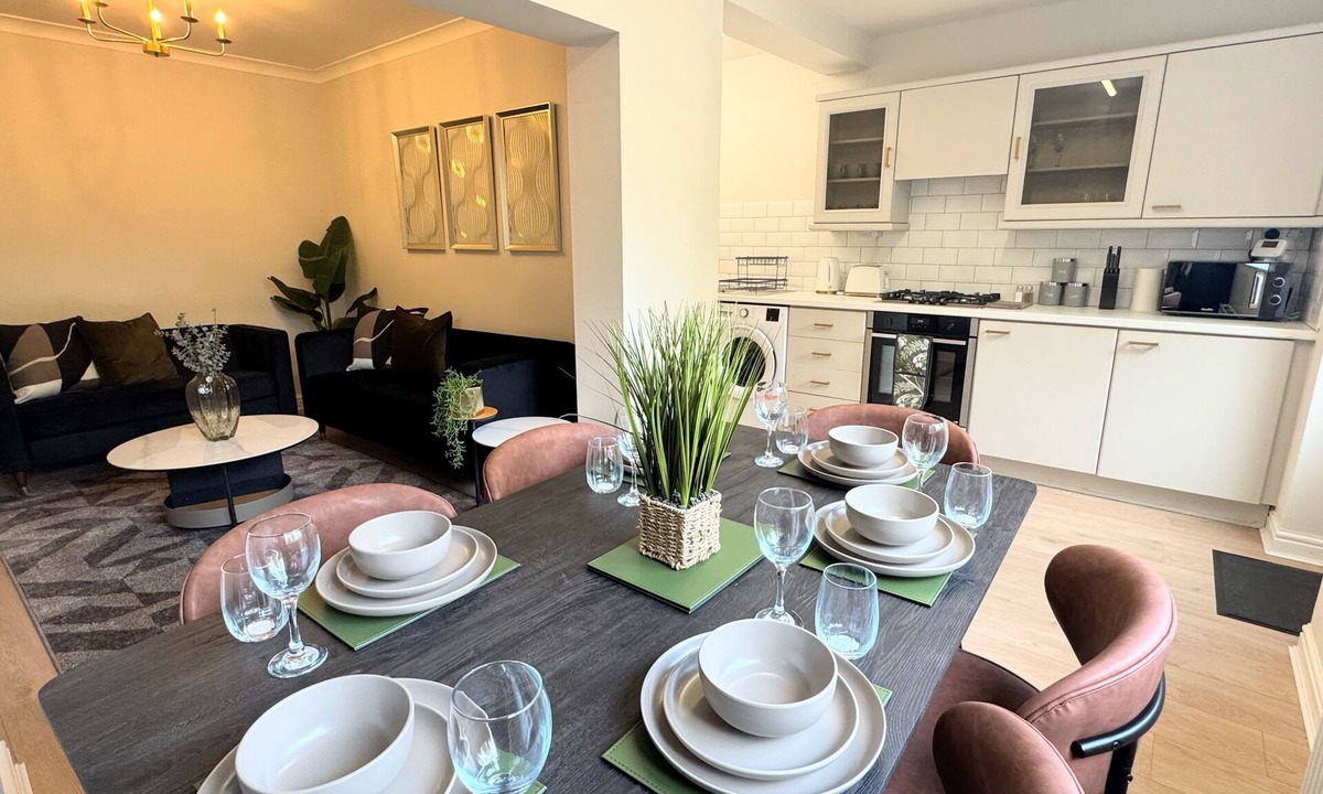 Stonnall House | Spacious Stylish 4 Bedroom House for Families and Groups, Driveway, Central Bham