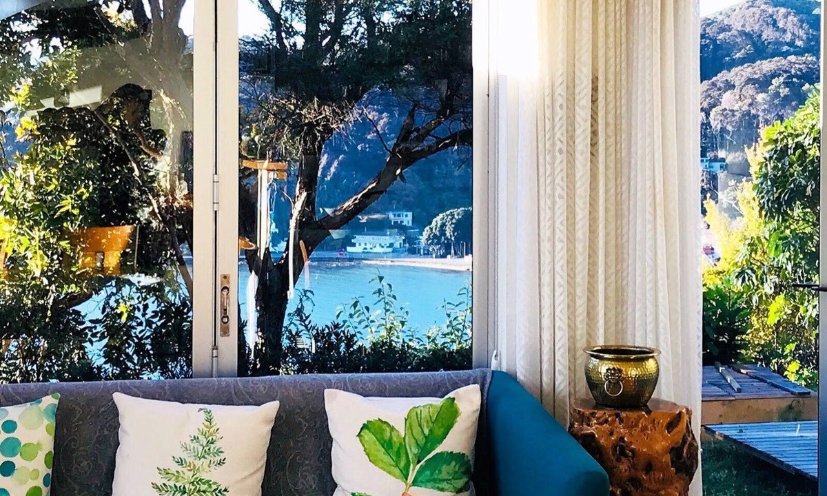 Lower Hutt House | Spacious & stylish Gum Tree studio over looking whole Wellington harbour