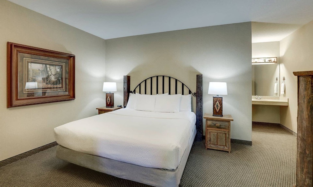Johnston Hotel | Spacious Suites w/Whirlpool | 4.2 mi to Iowa Gold Star Military Museum