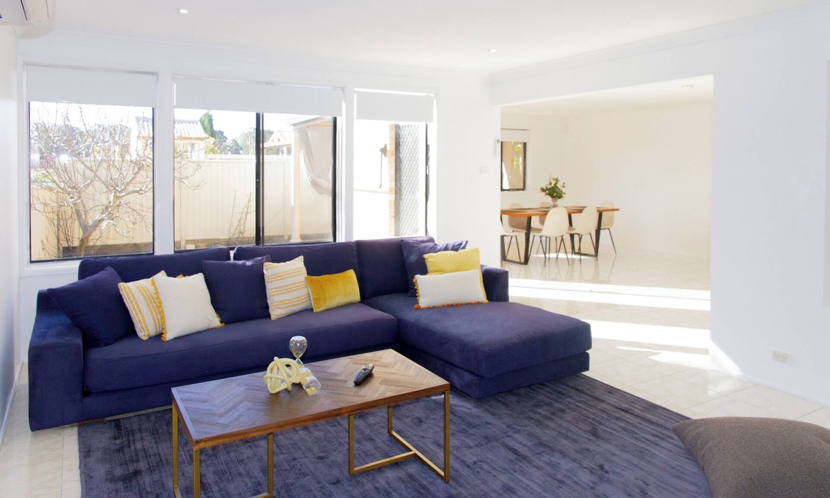 Prestons House | Spacious, Sunlit & Recently Renovated Family Home - 4BD & Hotel Quality Bedding