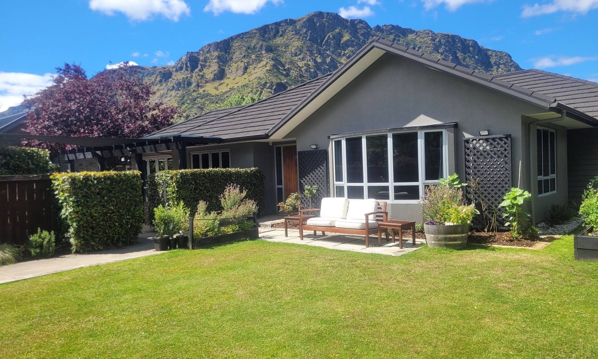 Arthur's Point House | Spacious Sunny 4 Bedroom Home located just 5 min drive from Queenstown's centre