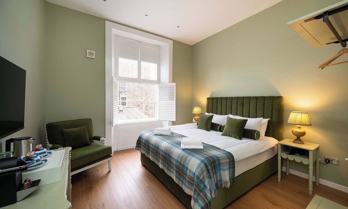New Town House | Spacious Superking Room in City Centre - Room 8A (2nd floor)
