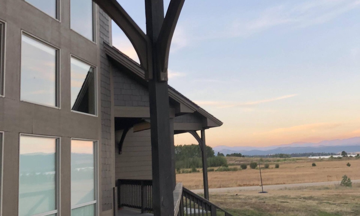 Tamarack House | Spacious Tamarack Lake-view Cabin, sleeps 12 w private hot tub and golf hole