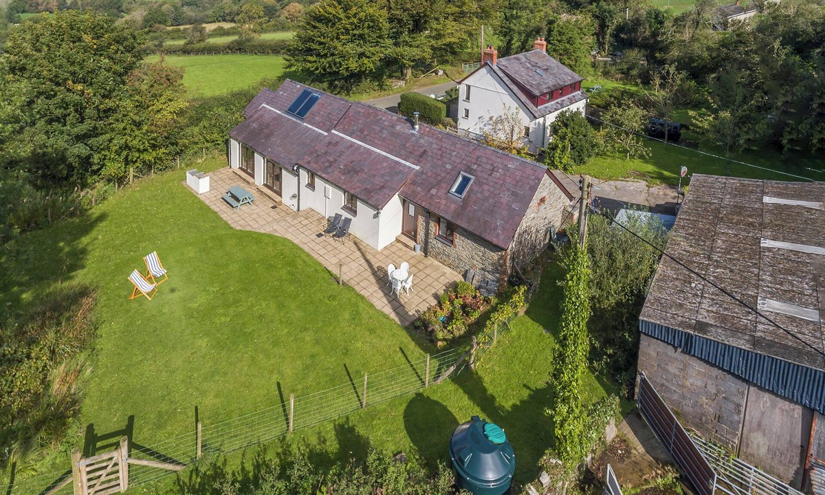 Cenarth Cottage | Spacious Teifi Valley barn for holidays near the Cardigan coast.