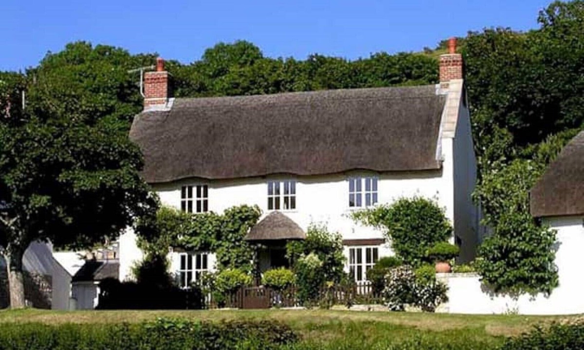 West Lulworth Cottage | Spacious Thatched Cottage in Lulworth Cove, Dorset. Sleeps 10. 5 min walk to sea