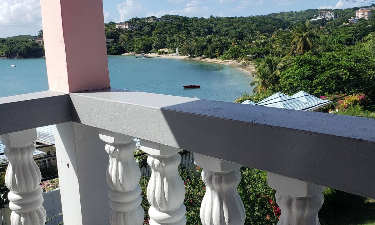Lance aux Epines House | Spacious three bedroom apartment overlooking the beach