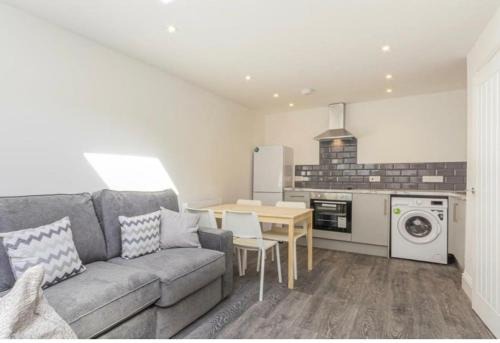 Roath Apartment | Spacious Three Bedroom City Centre Flat with Courtyard