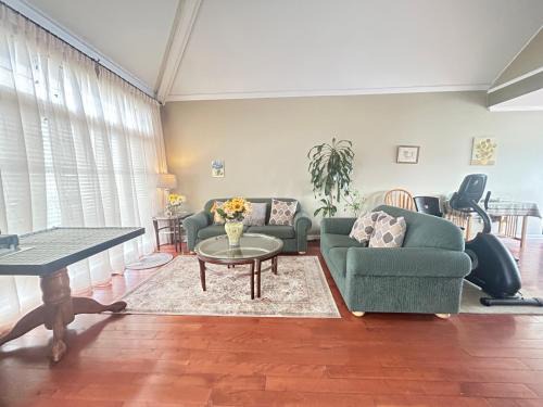 Coquitlam Villa | Spacious three bedrooms, Queenbeds entire House, free parking and wifi