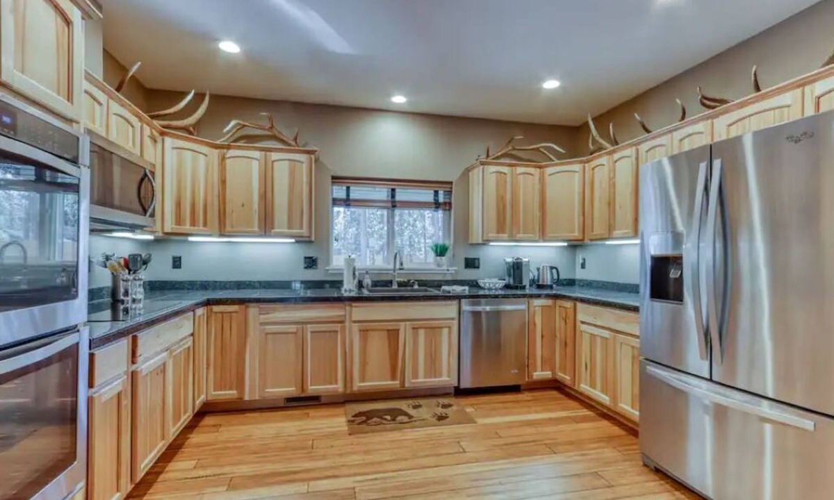 Oregon Water Wonderland Apartment | Spacious Three Rivers Lodge✦Fenced .5 Acre✦Hot Tub