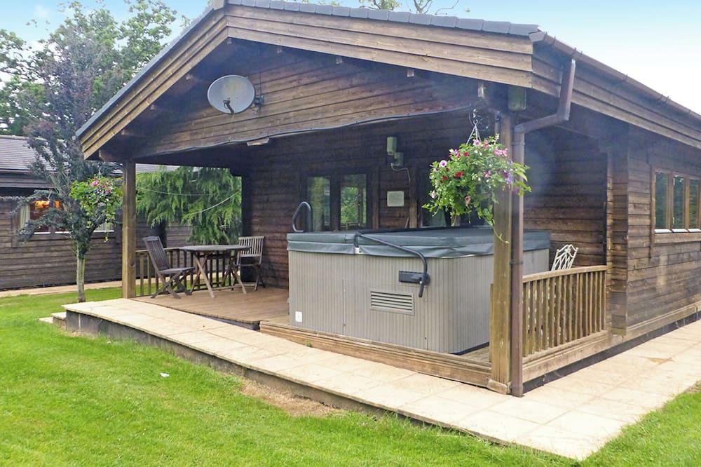 Cullompton Ski Chalet | Spacious timber lodge with one double and one single in one room.