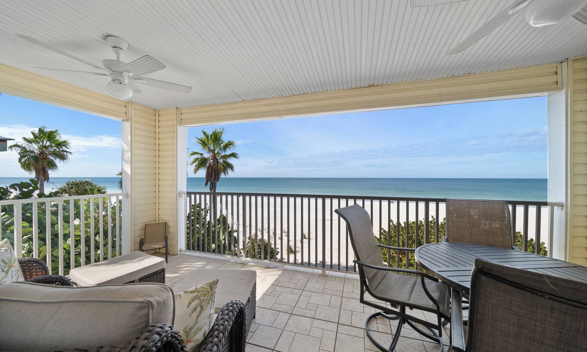Indian Rocks Beach Condo | Spacious top floor 3 bedroom condo overlooking the beautiful Gulf of America!