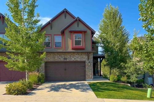 Park City House | Spacious townhome with pool private hot tub & clubhouse - Dog Friendly