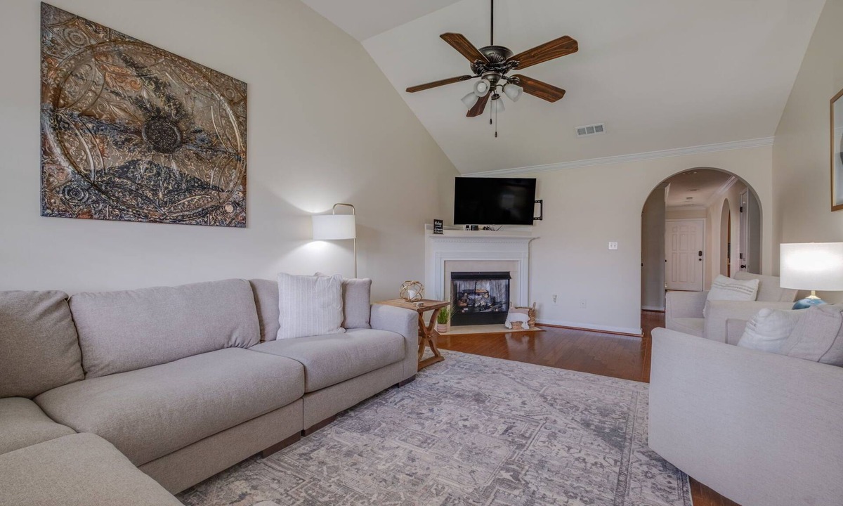 Hoover House | Spacious townhouse near the MET and Finley Center!