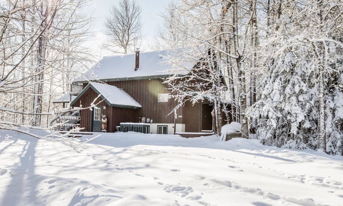 Bessemer Ski Chalet | Spacious Trailside Vacation Home with an Outdoor Hot Tub and Indoor Whirlpool