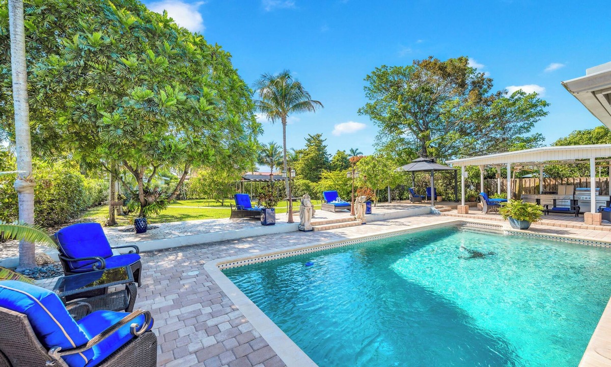 Tamiami House | Spacious Tropical Pool Home Miami. 4/3. Sleeps 13. Large Garden/Backyard.