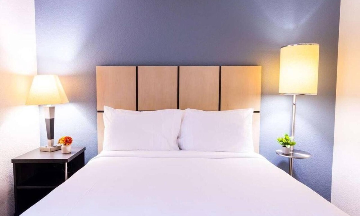Schiller Park Hotel | Spacious Unit with Full Kitchen, Free Airport Shuttle! Near Ruby Park!