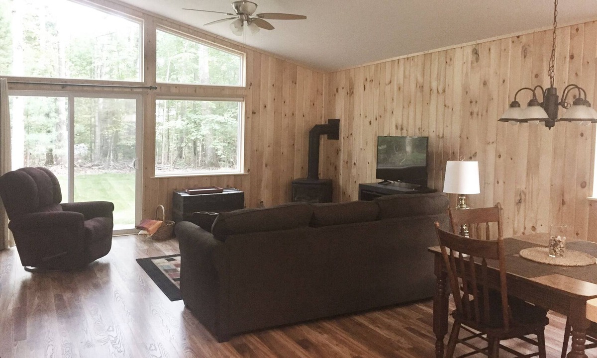 Traverse City House | Spacious Up North Cottage Nested in the Tall Timbers