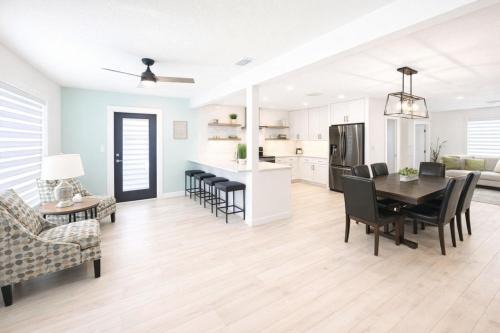 South Venice House | Spacious Upadated 2 King Beds Pets Welcome With Large Private and Fenced Yard Minutes to Beaches
