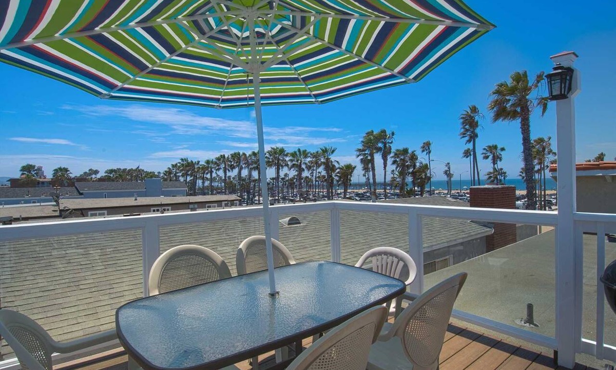 Balboa Peninsula Condo | Spacious upper rear unit in an oceanfront triplex just steps from the Balboa Pier fun!