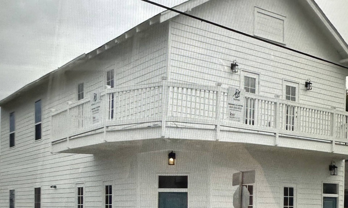 Faubourg Lafayette House | Spacious upper unit in walking distance to the parade route